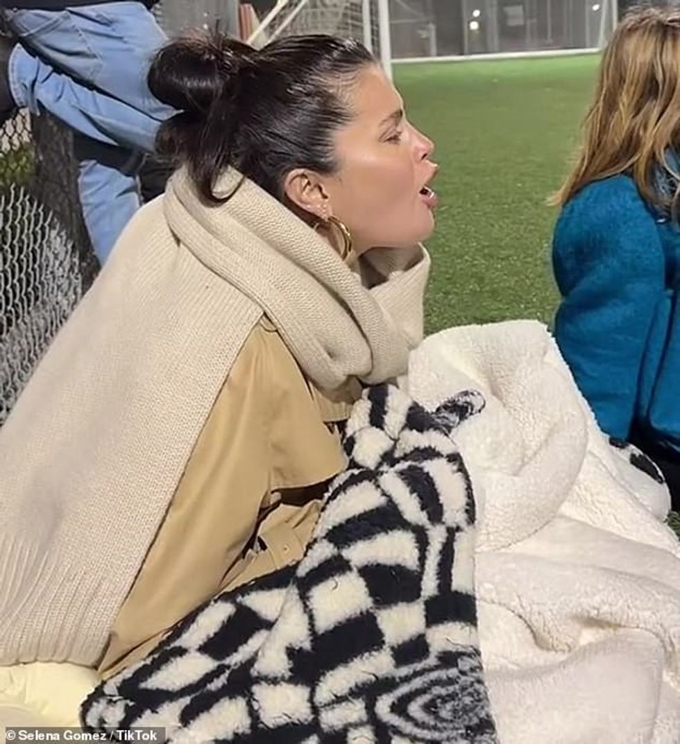 71939813 12176323 Having a laugh Selena Gomez playfully bellowed I m single in a T a 1 1686279845940