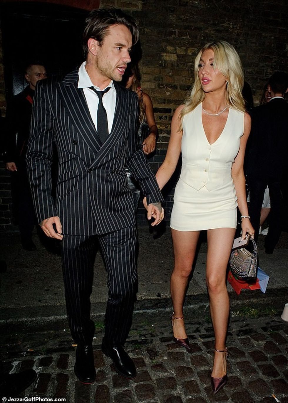 71945619 12176913 Loved up The on off couple put on a loved up display as they ste m 15 1686296850130