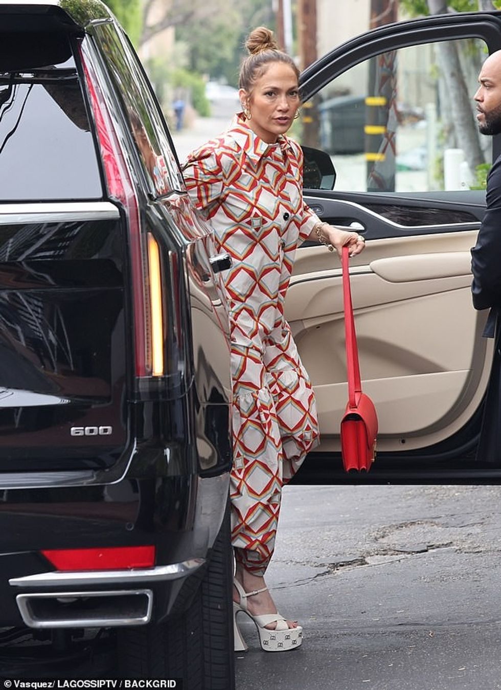 71999193 0 The Jenny from the Block hitmaker looked effortlessly stylish in m 25 1686449557520