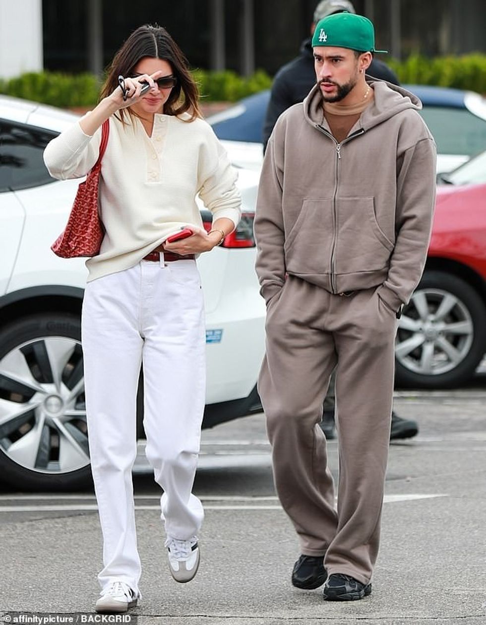 72192289 12200821 Lunch date Kendall Jenner 27 opted for stylish comfort as she jo a 3 1686873931455