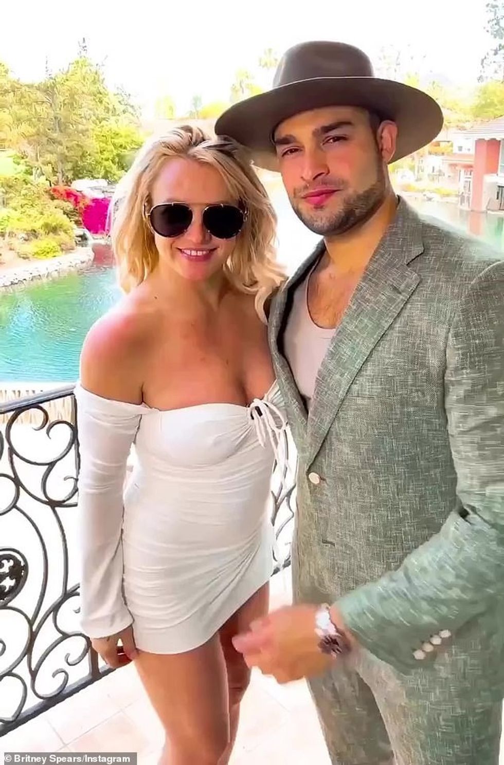 72230999 12204545 Couple time They hammed it up in an outdoor hallway dancing hugg a 78 1686959261524