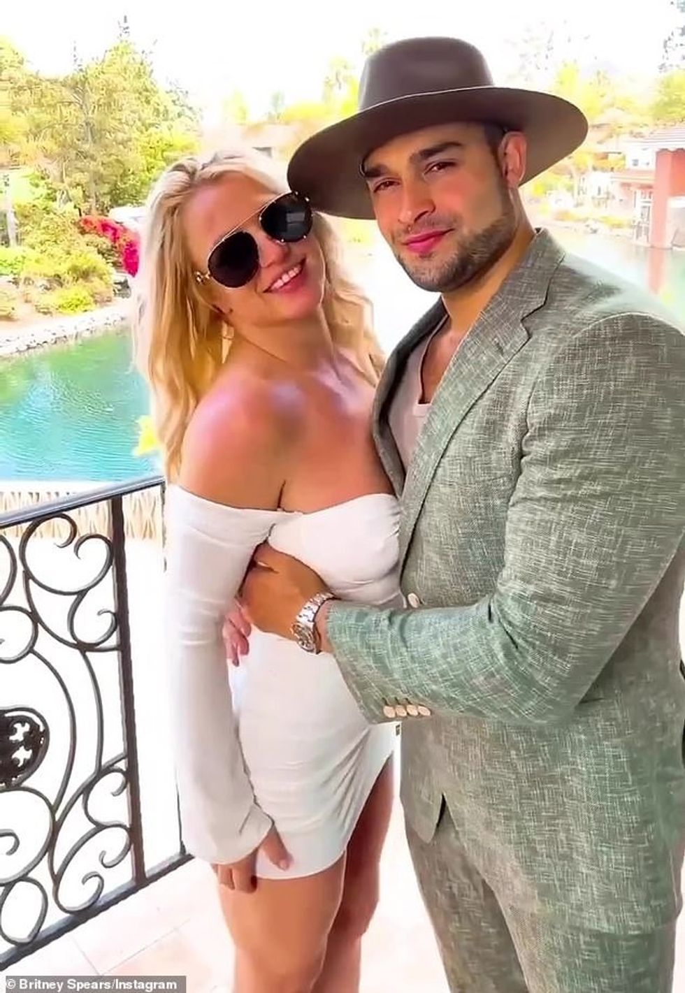 72231003 12204545 Lovers Britney Spears and Sam Asghari put on a sappy display of a 79 1686959261536