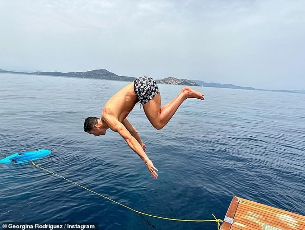 72415327 12223049 Dive Cristiano dived into the clear blue ocean a 48 1687438488527
