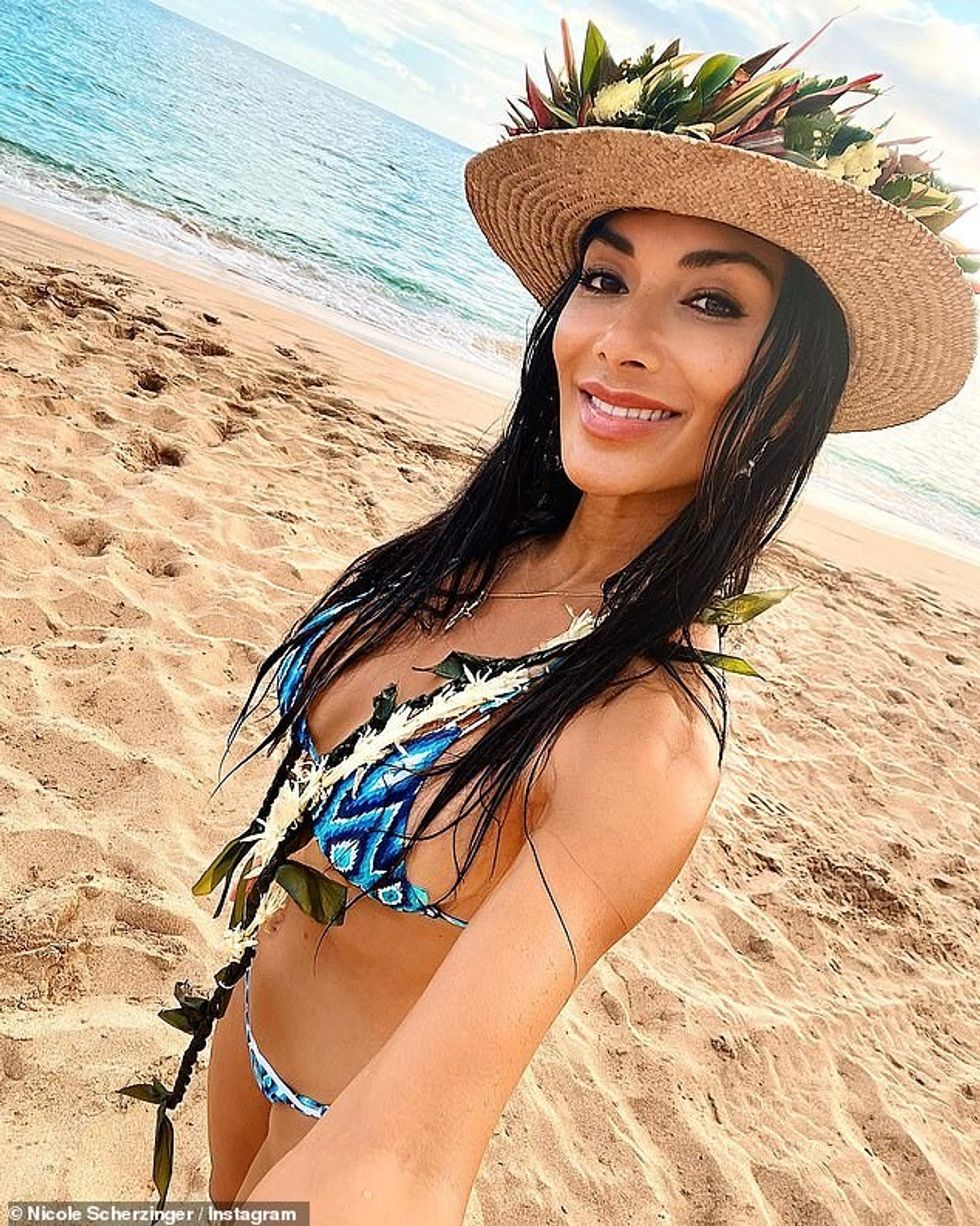 72571405 12240149 Bikini babe Nicole Scherzinger sent temperatures soaring as she a 43 1687897782789
