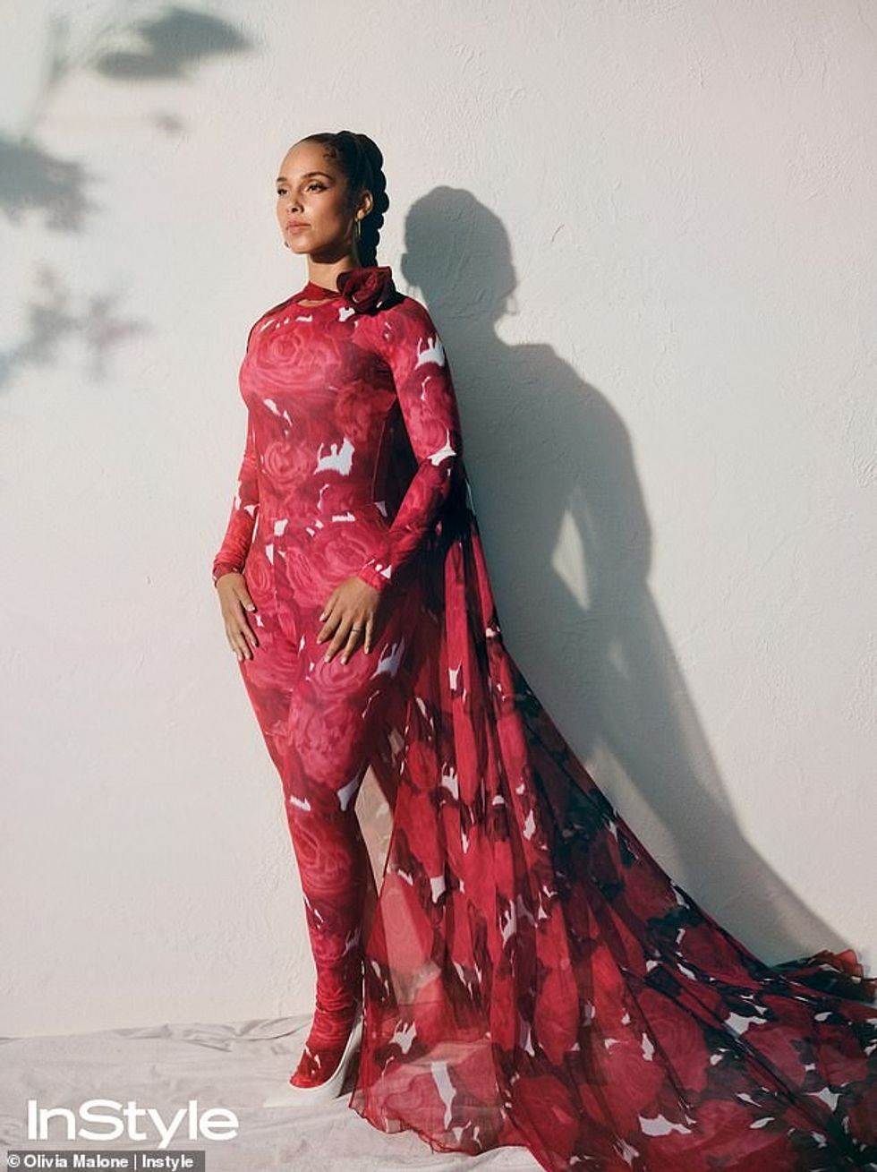 72691835 12248981 Regal Keys looked like royalty as she posed in a floral patterne a 10 1688083920631