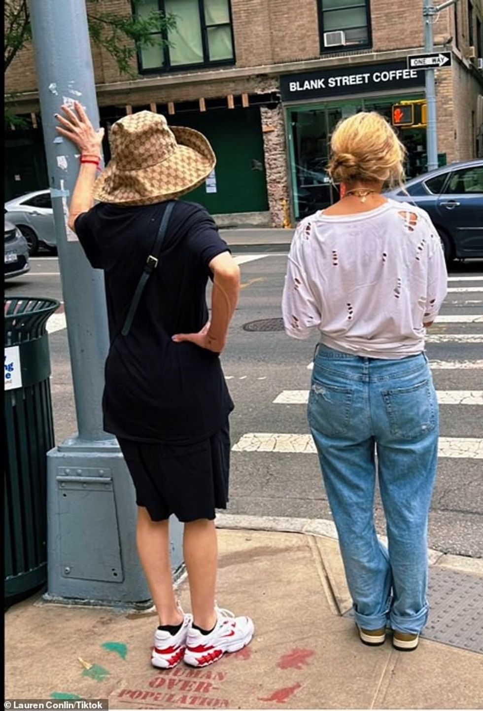 73056067 12283761 She also accessorized with her Kabbalah bracelet after famously m 8 1689013055629