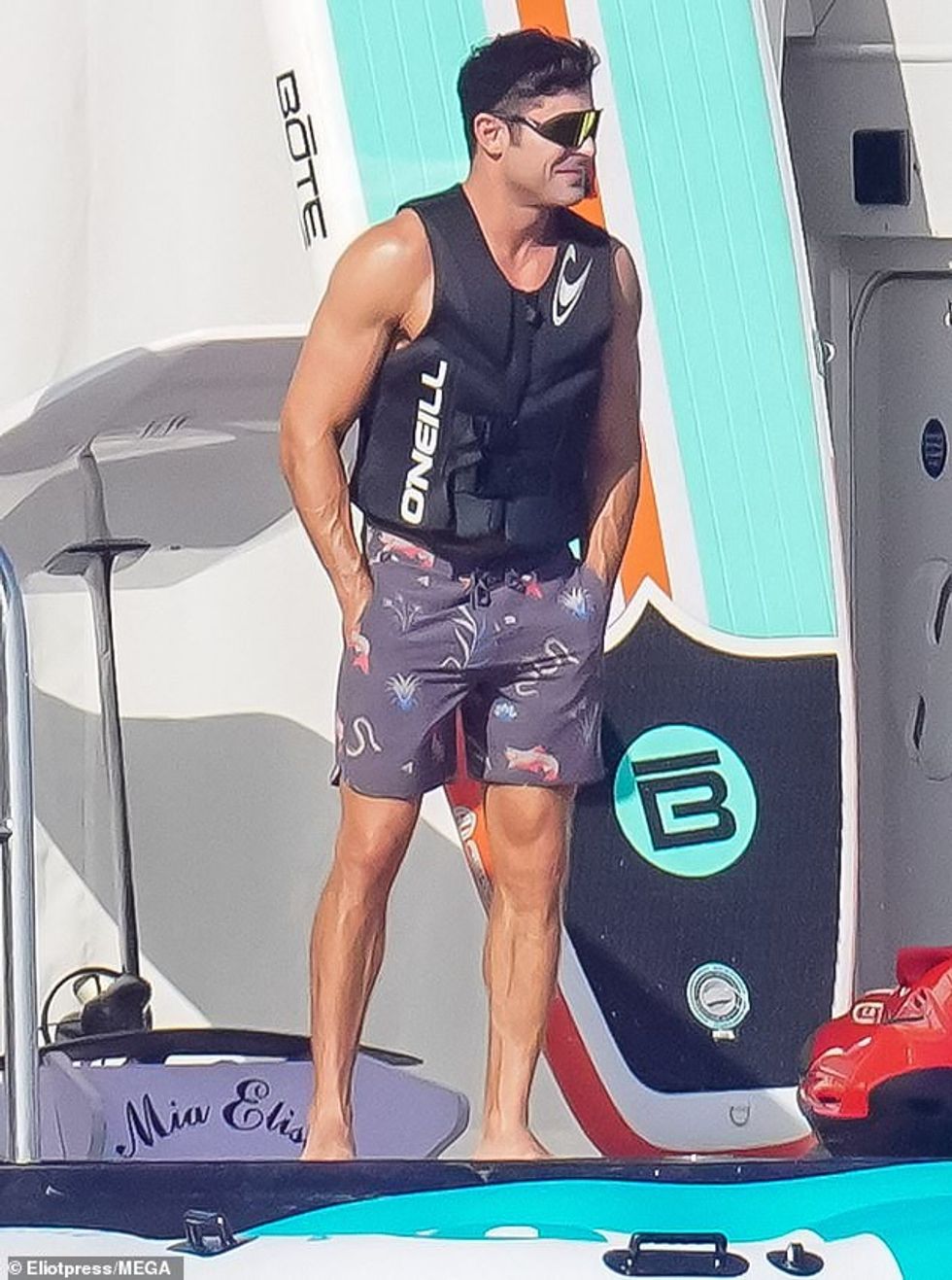 73071893 12285769 Out to the water After enjoying a bit of sunbathing Efron layere a 73 1689069182870