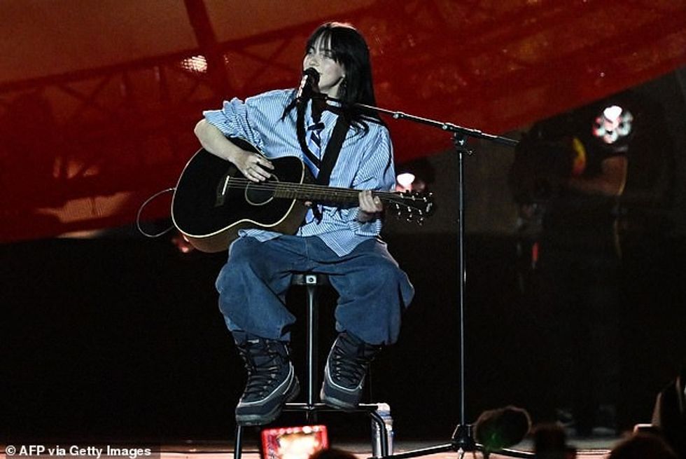 73101129 12288337 Duck and cover Billie Eilish 21 recently revealed that she s bee a 29 1689109970771