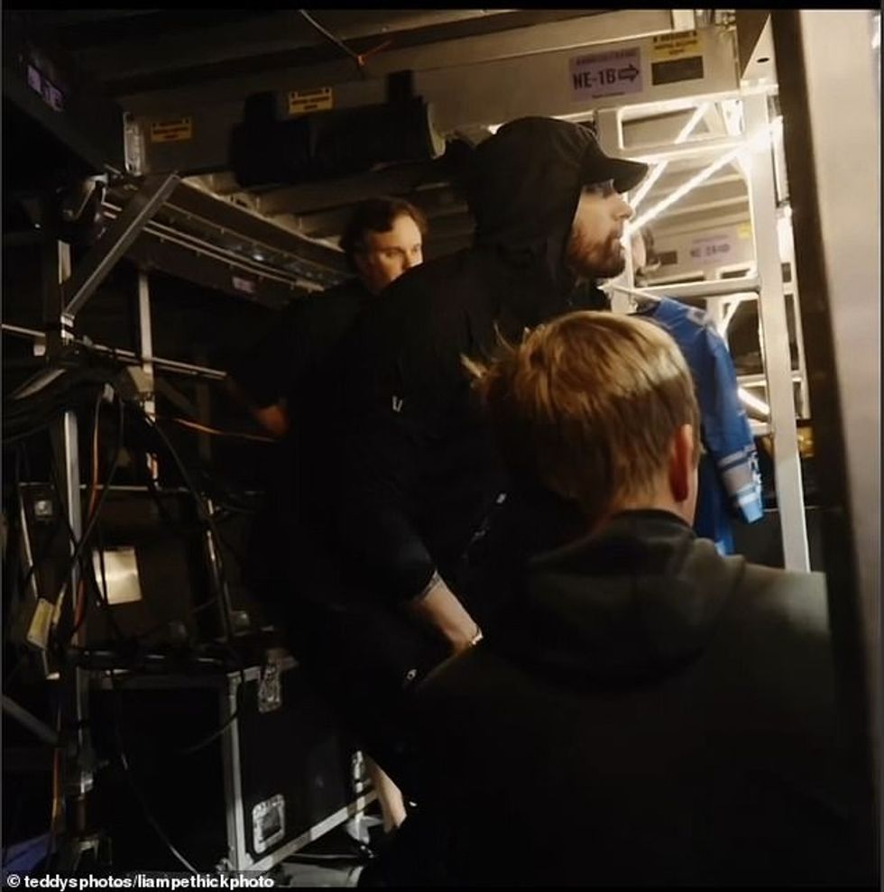 73271445 12304251 In for a treat Fans then quickly realised who the mystery guest a 82 1689522272002