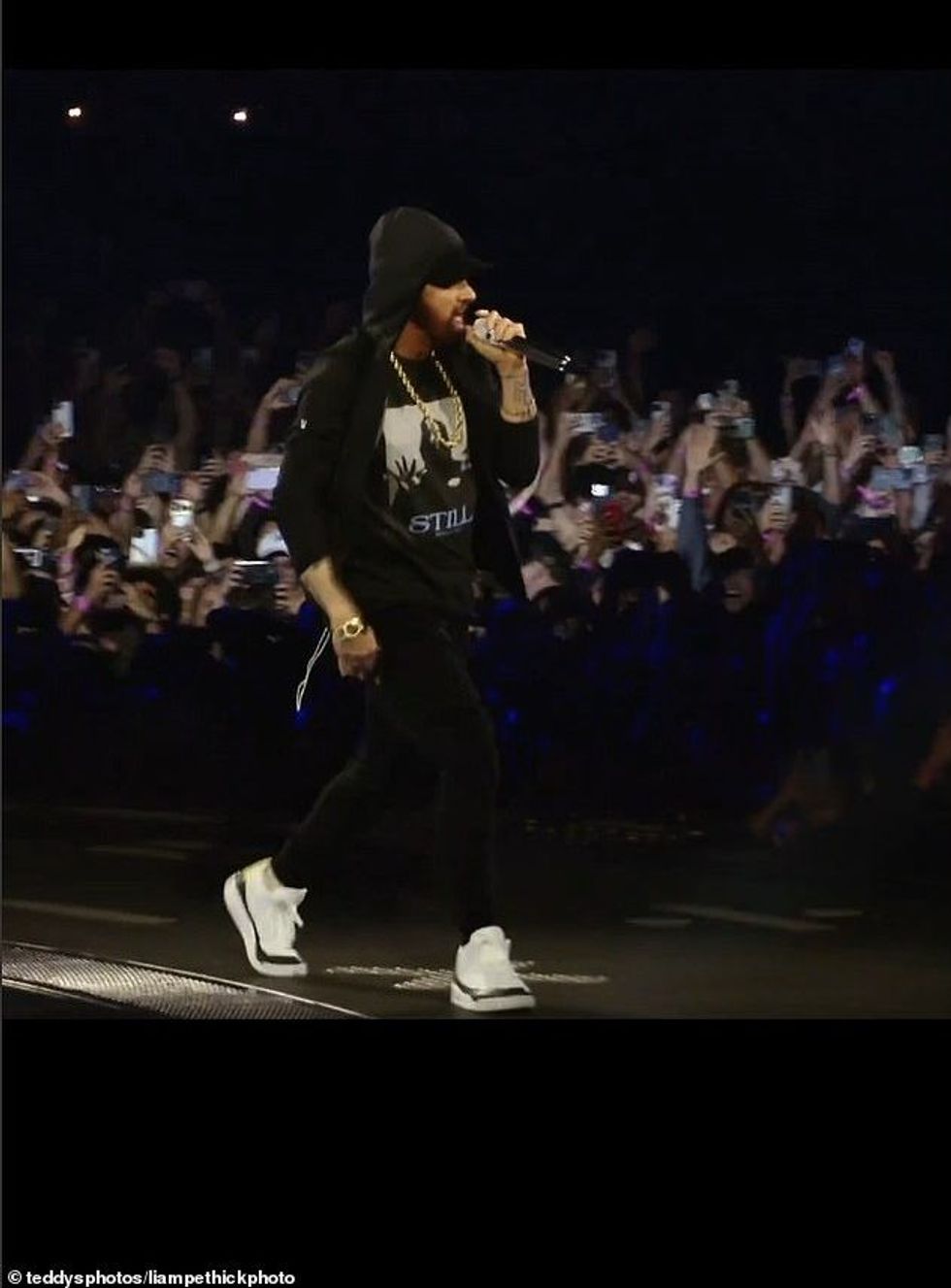 73271451 12304251 Surprise guest And as the song started to play fans of the star a 81 1689522267066 e1689537979375