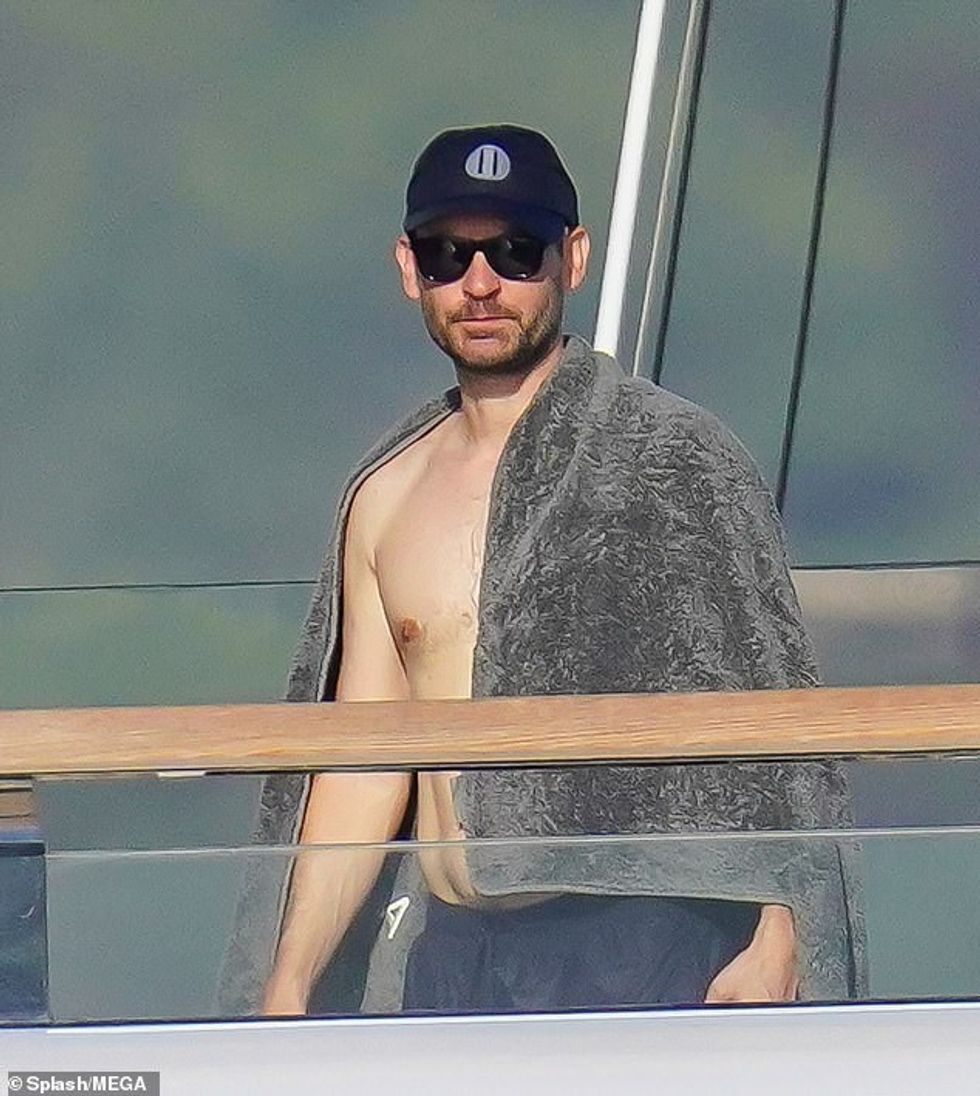 73482417 12324891 Holiday The Oscar winner was joined by his pal Tobey Maguire as m 48 1689964933058