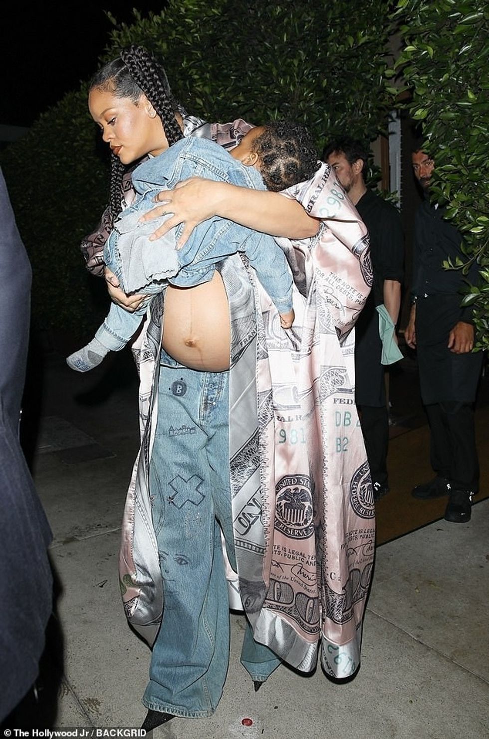 73524621 12329037 Expecting The Pon de Replay hitmaker 35 wore her hair in braided a 23 1690141871791