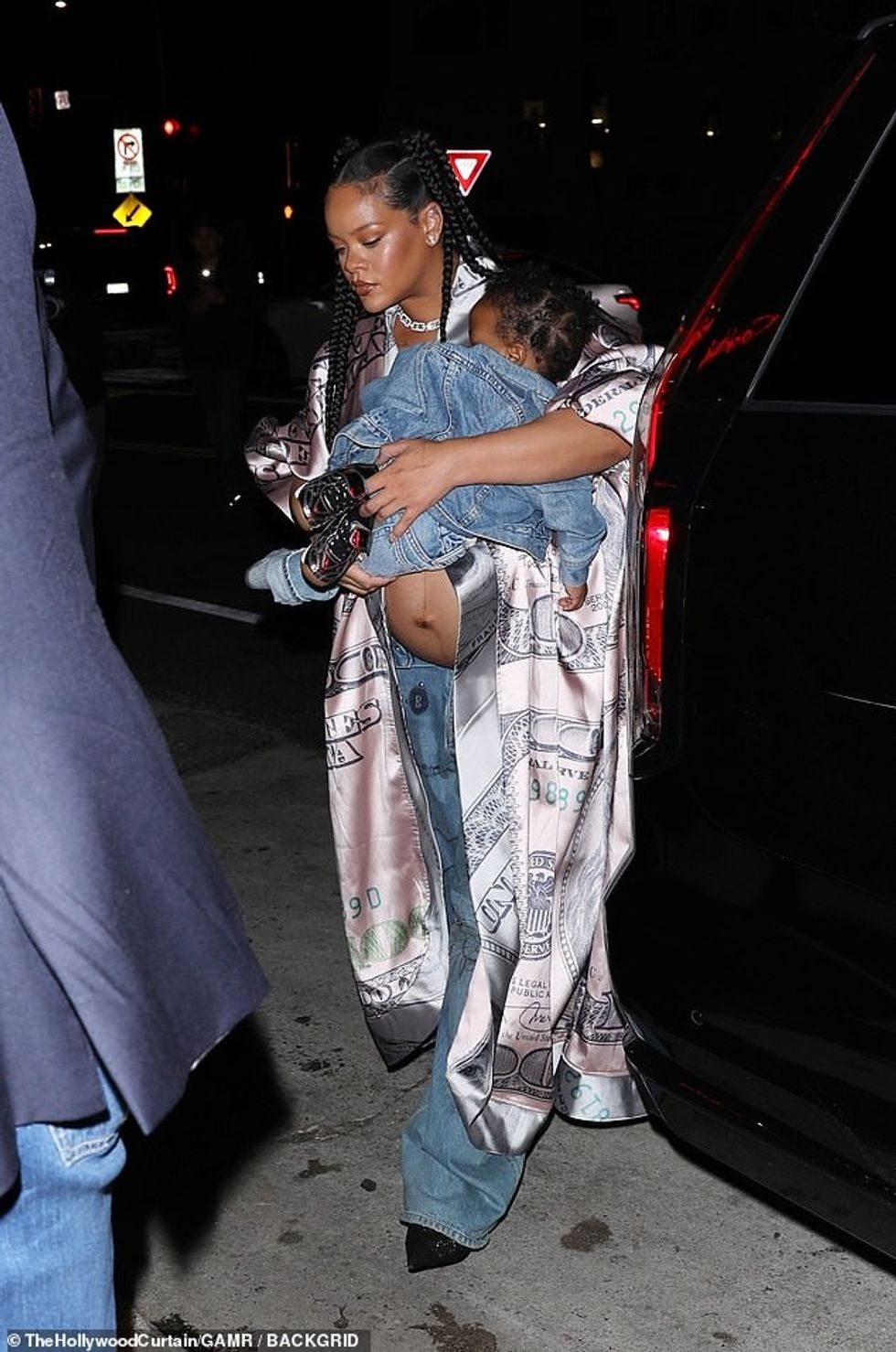 73524635 12329037 Sleepy The Grammy Winner dressed her young son in jeans and a ma a 22 1690141871791
