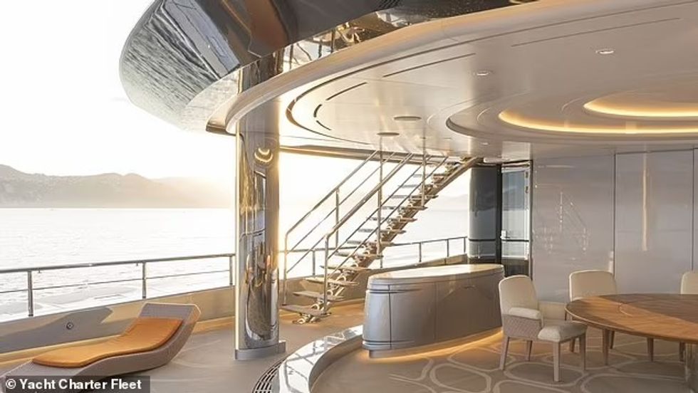 73642043 12339337 The incredible yacht features ultra modern design and sleek inte a 36 1690384596181