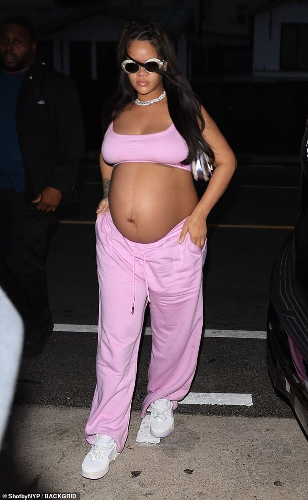 73742523 12351137 Crisp and clean The Umbrella hitmaker who showed off her pregnan a 88 1690608769222