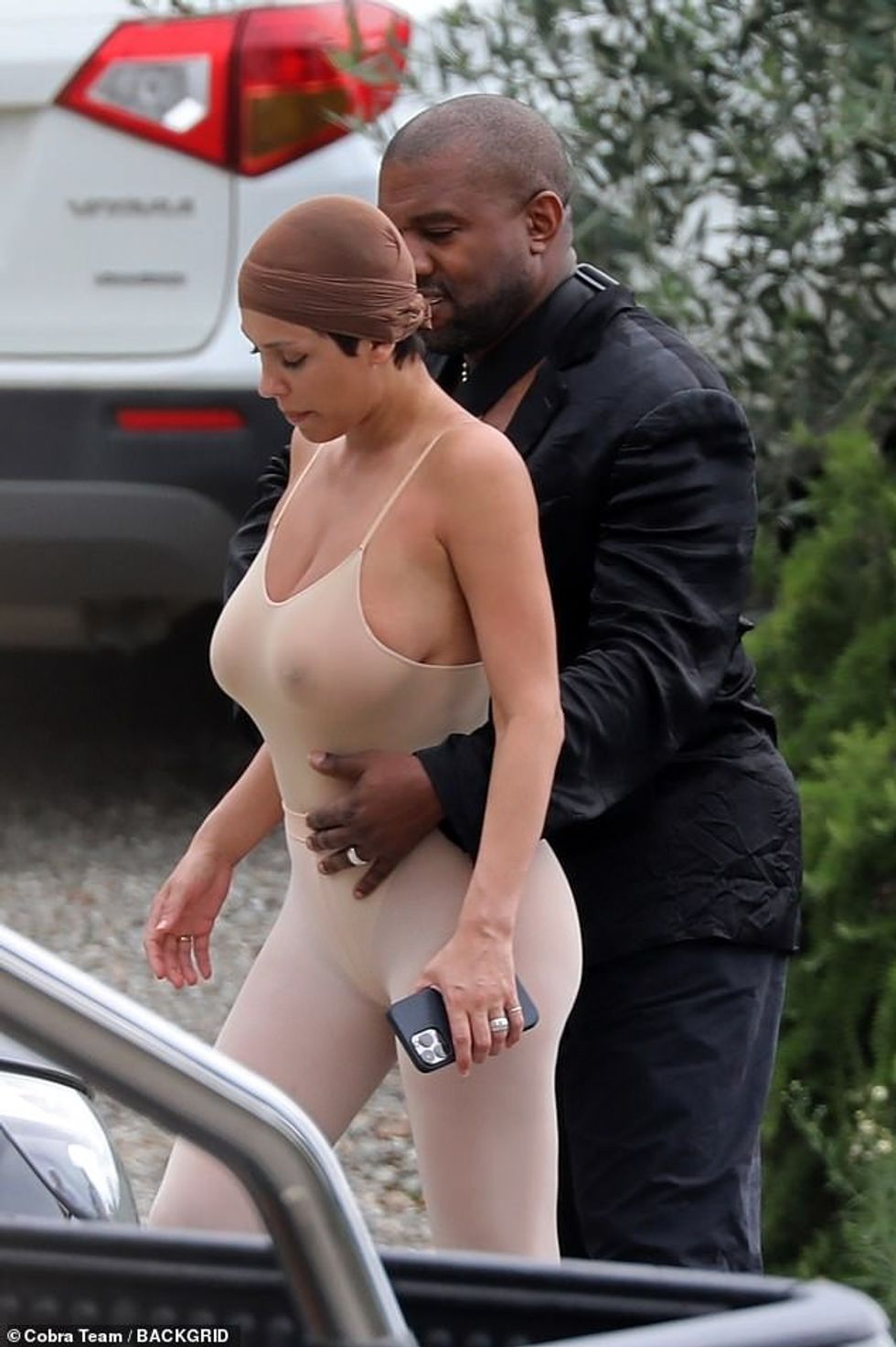 74000199 12376697 Tuscany Kanye West and his wife Bianca Censori put on a loved up a 2 1691260890301