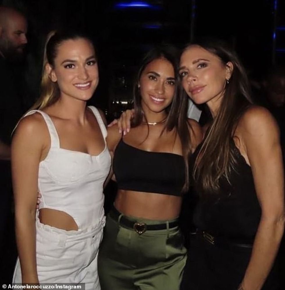 74258695 12407243 Antonela posed for a photograph with Victoria Beckham right and a 24 1692066839874