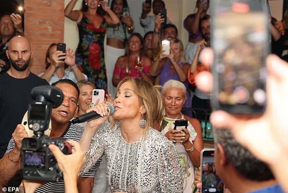 74268805 12402435 Get loud The Taverna is famous for hosting nights of song and da a 25 1691945149033