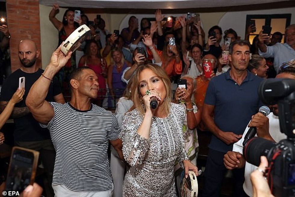74268811 12402435 Life of the party Jennifer Lopez was the life of the party durin a 26 1691945149037