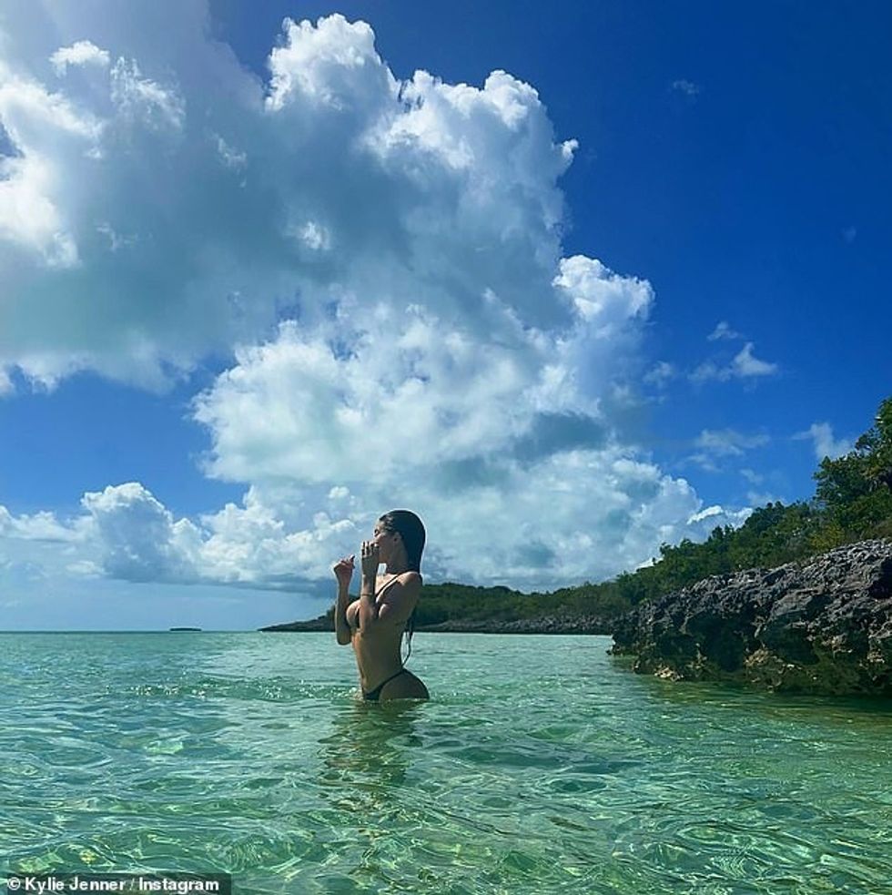 74276327 12403069 Beach babe Both photos were taken from a distance with her weari a 3 1691970436668