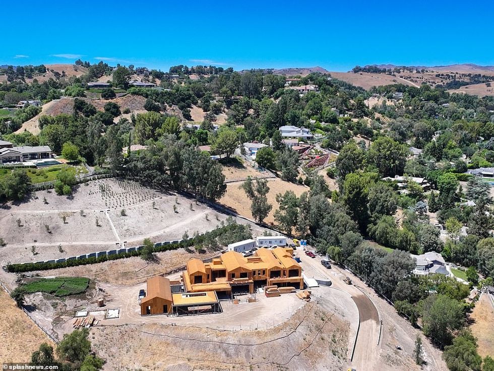 74392877 12414163 Fixtures The home will be decked out with numerous windows and s a 23 1692212461152