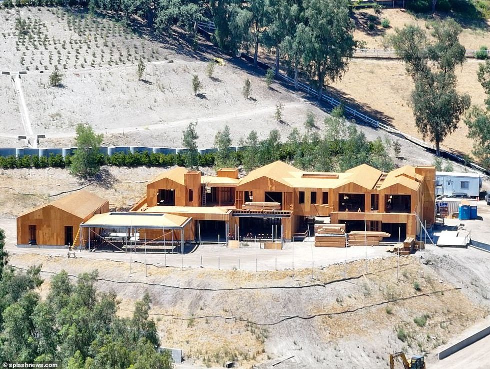 74392897 12414163 Nice views The home is nestled atop a hill suggesting it has gre a 19 1692212460994