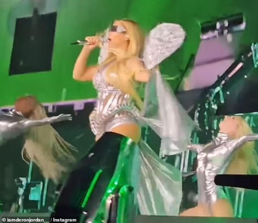 74727017 12445985 Technical problem Beyonc seemed unphased during a technical diff a 76 1692979586856