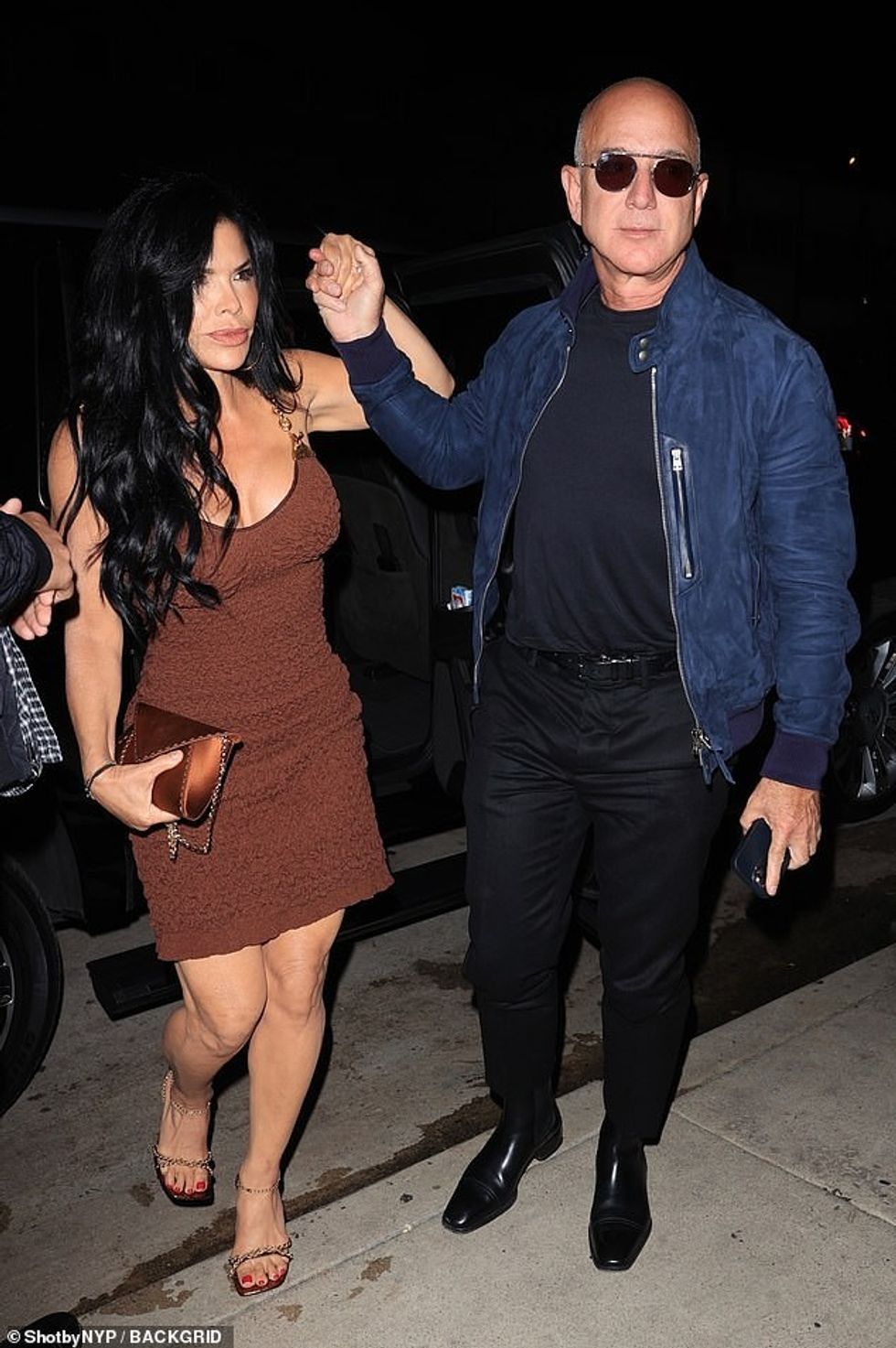 74745317 12447787 Gentleman The Amazon founder helped his lady out of their car an a 3 1693036679349