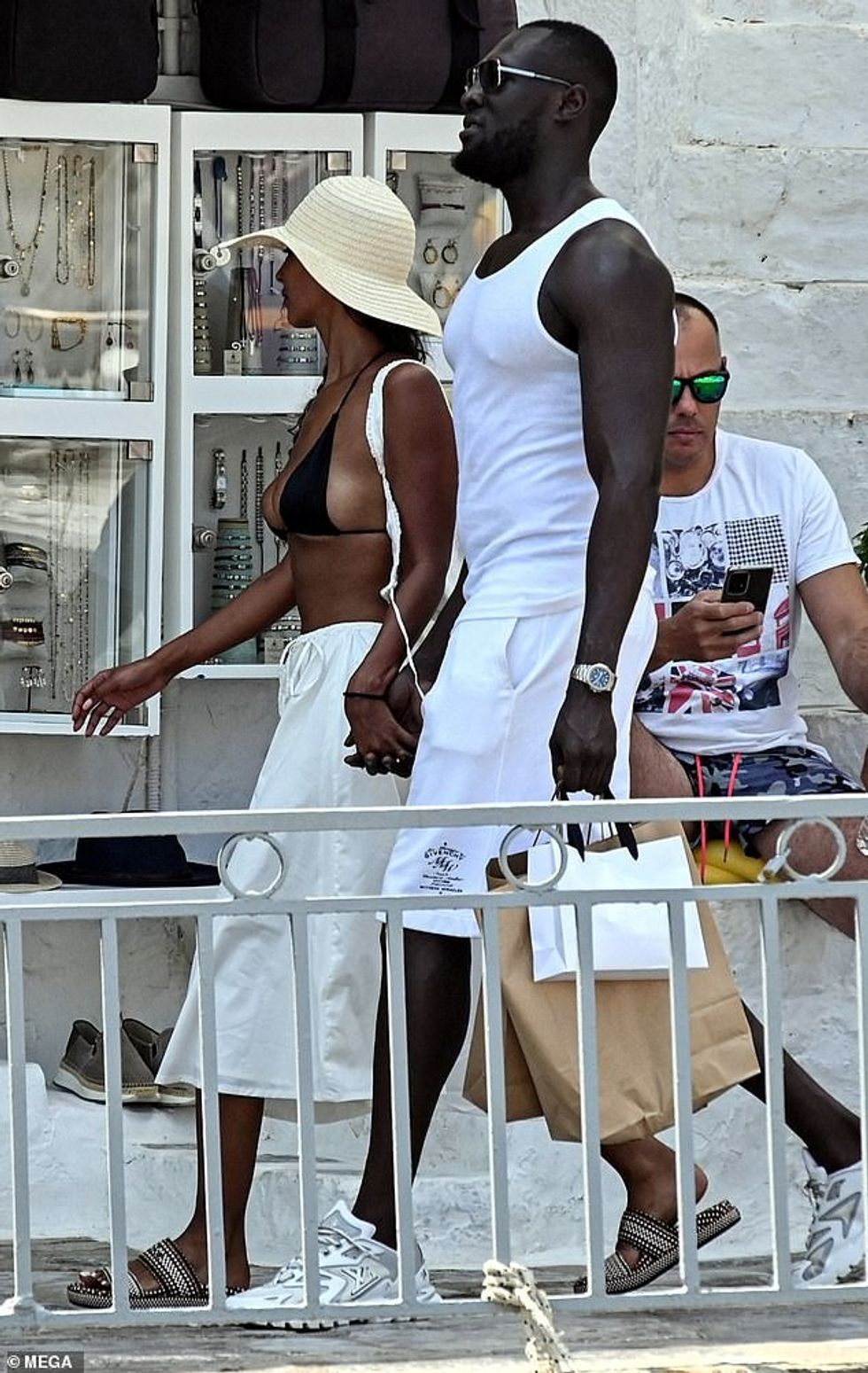 74774549 12451099 Close The TV personality rounded off her look with a wide brimme m 81 1693165304738