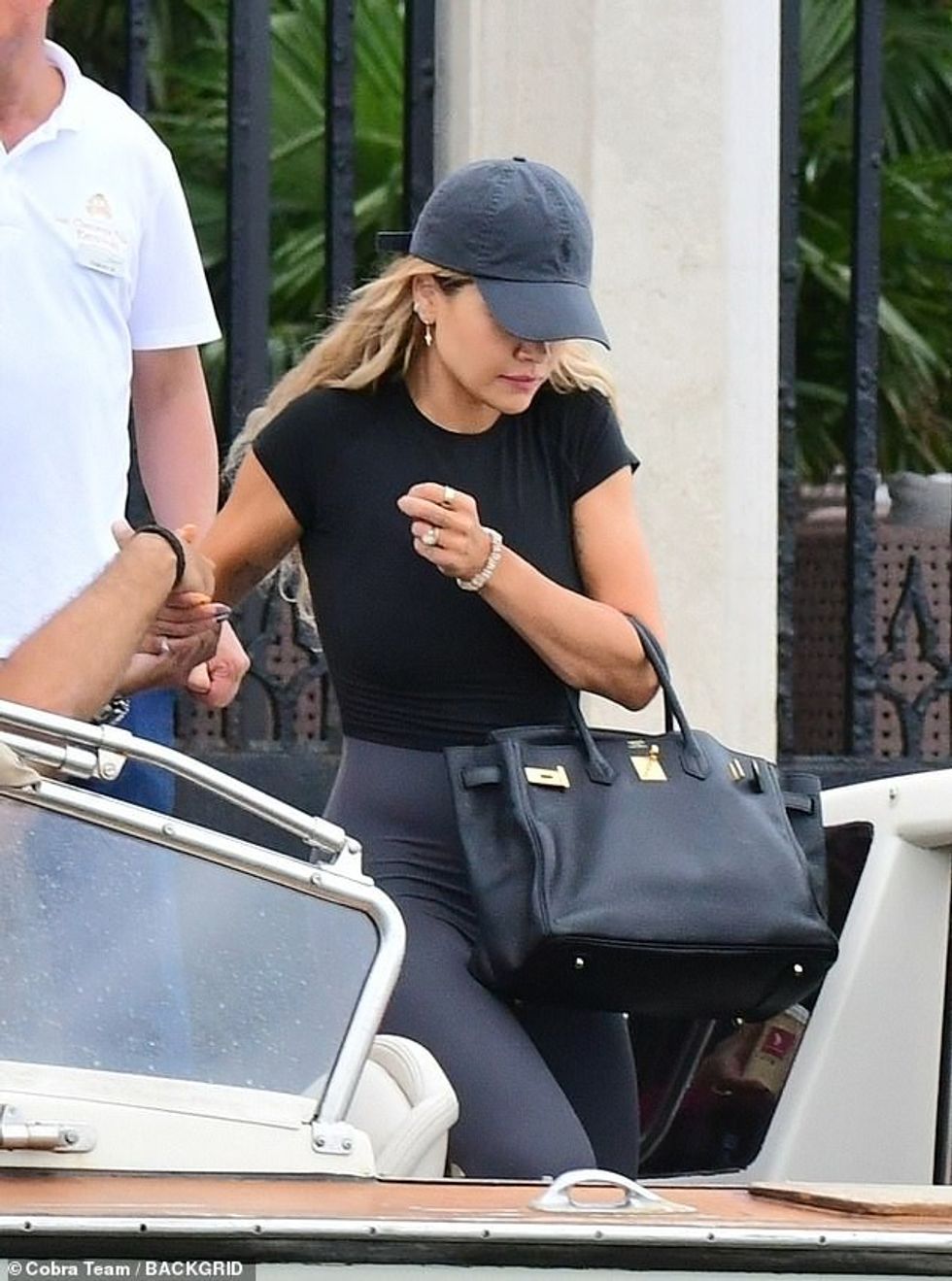 75036509 12478525 One last outfit Rita has ensured all eyes were on her during Ven a 68 1693827852703