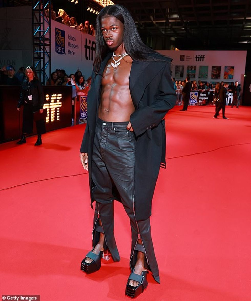 75260817 12501035 Making a statement The award winning performer made a statement a 141 1694330243228