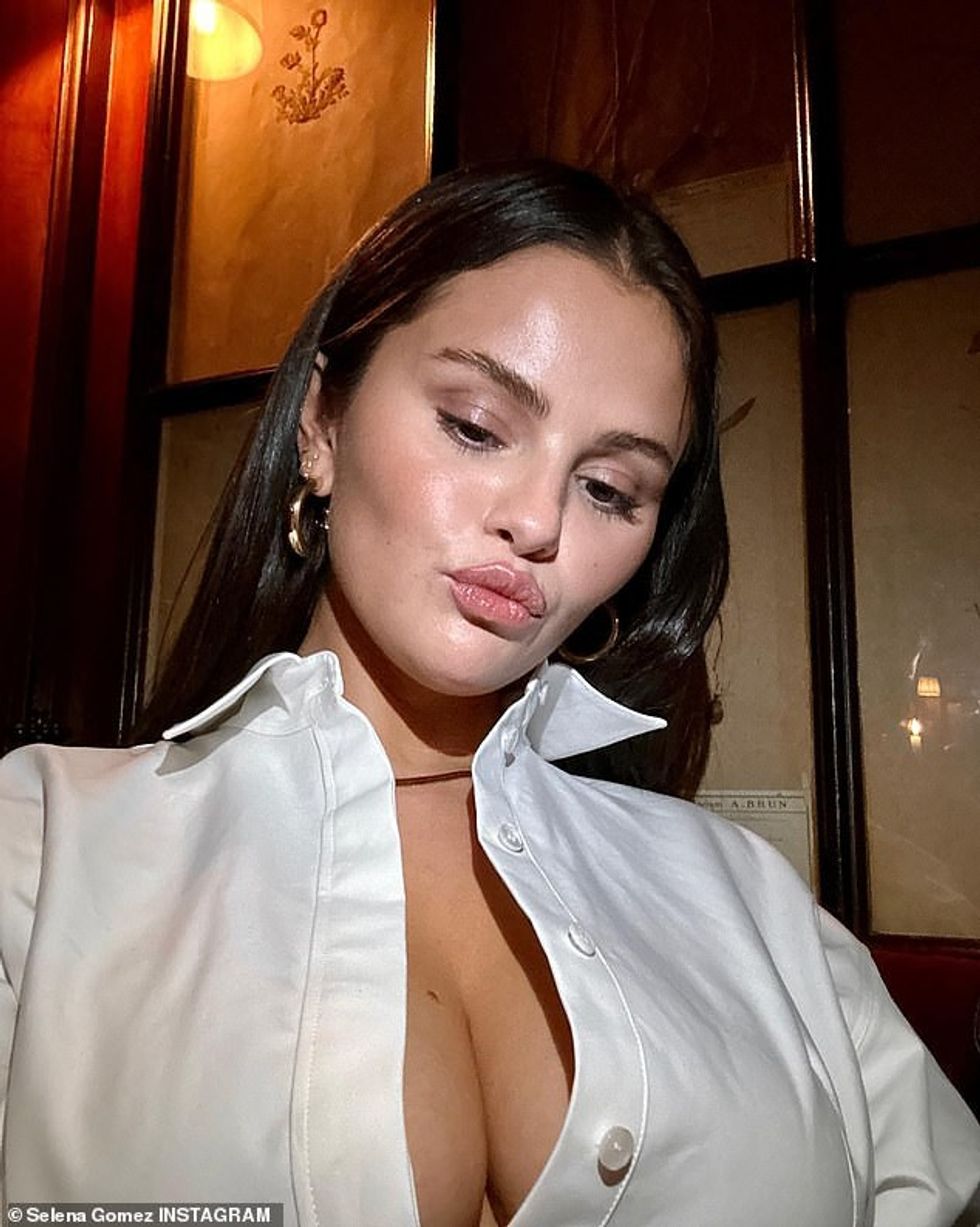 76014915 12578615 Busty Selena dropped in on Instagram after her trip to share a s a 57 1696101280739