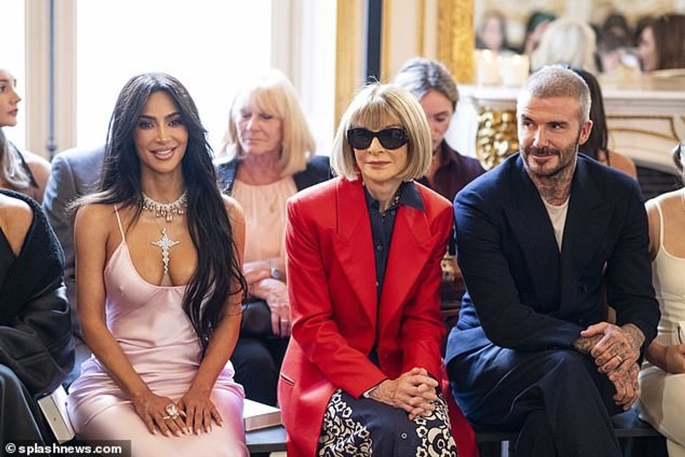 76032037 12584753 Awkward Fans are convinced that Anna Wintour snubbed Kim Kardash a 15 1696257373830