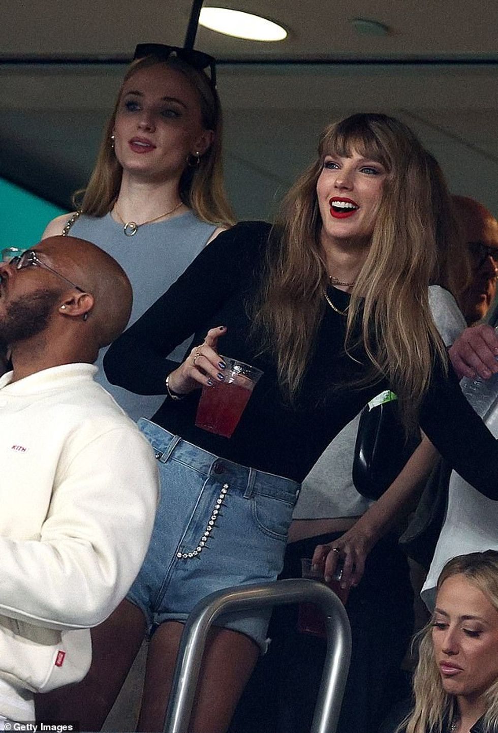 76053185 12585109 Mingling Sophie Turner who also recently announced her divorce f a 49 1696263959964