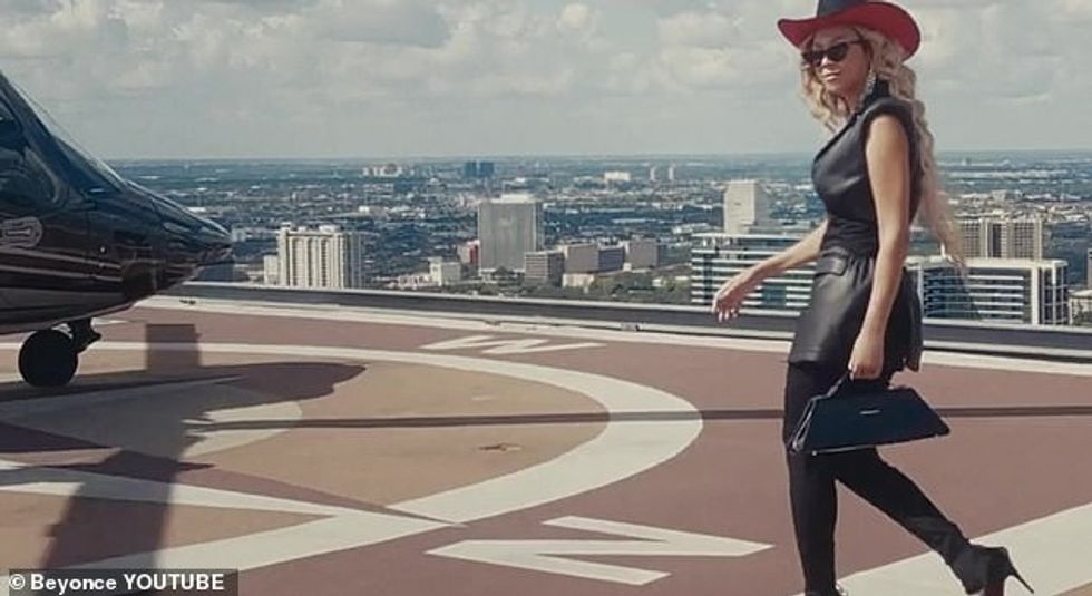 76065349 12583105 Making moves She s seen with her family and walking out to a wai a 307 1696246009528