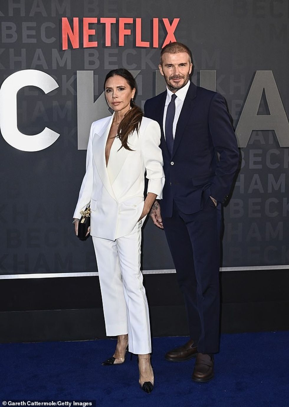 76123777 12589471 Cosy Victoria and David Beckham put on a loved up display as the a 10 1696366361898
