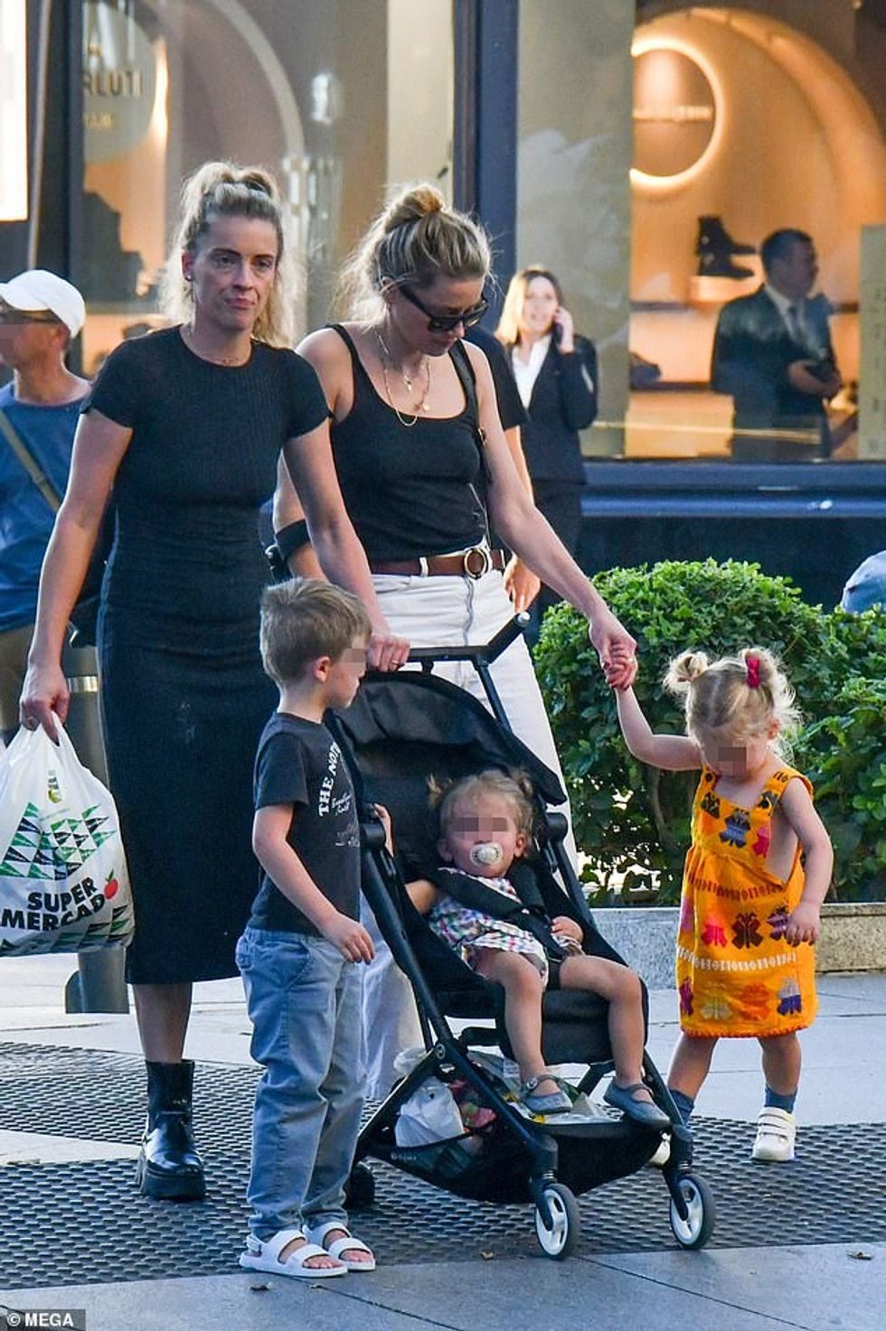 76126349 12590505 Joined by her sister The mother daughter duo were joined by Hear a 97 1696368686355