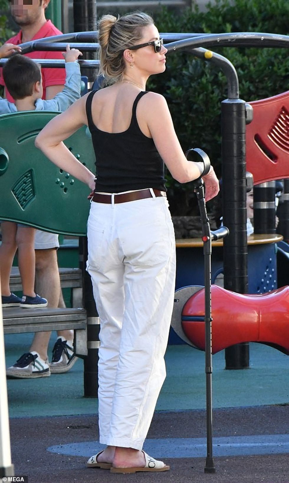 76126391 12590505 Casual yet chic She sported chic Chloe sandals and looked effort a 108 1696368687043