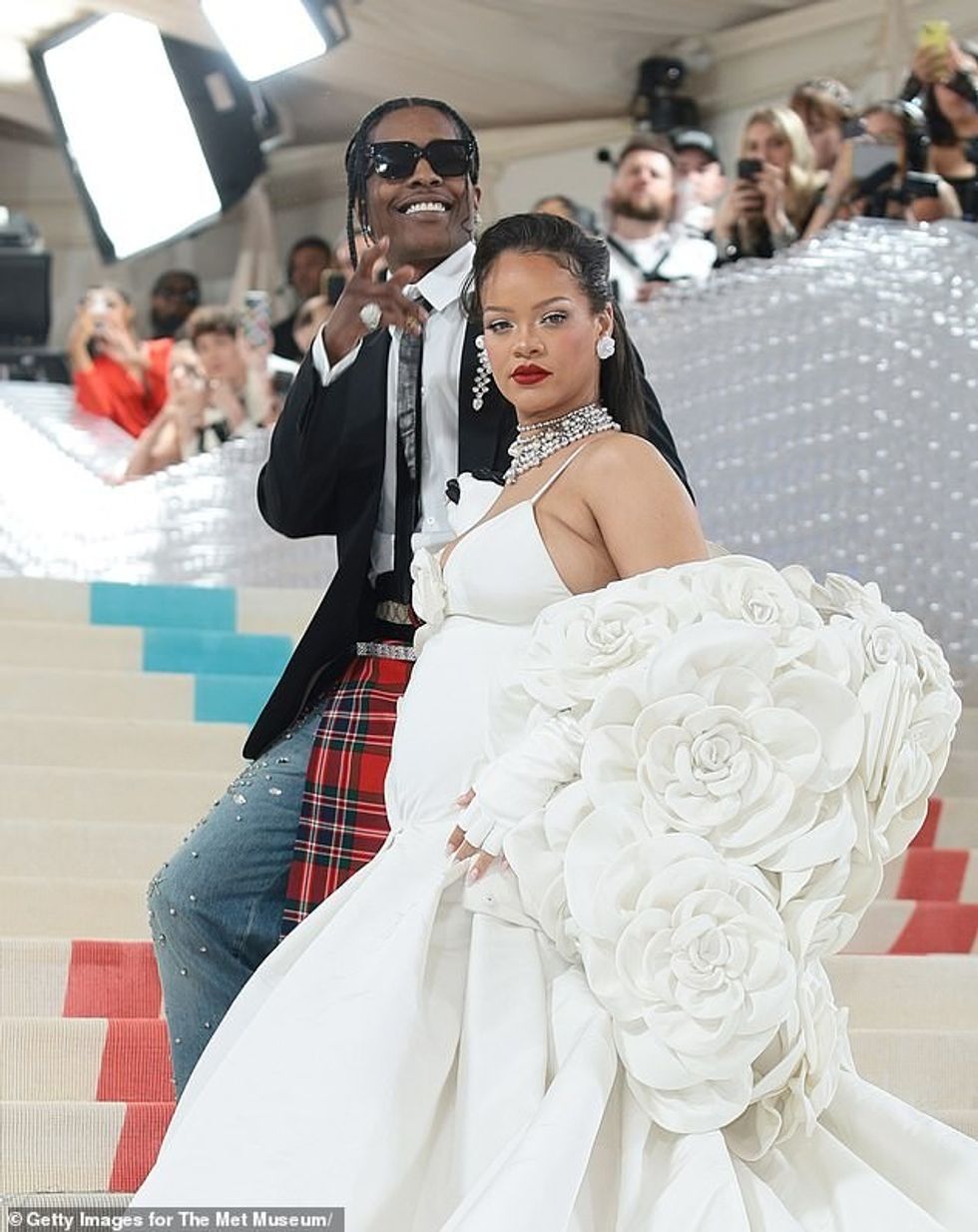 76321347 12613263 Happy couple Rihanna announced her second pregnancy when she sho a 118 1696954583237
