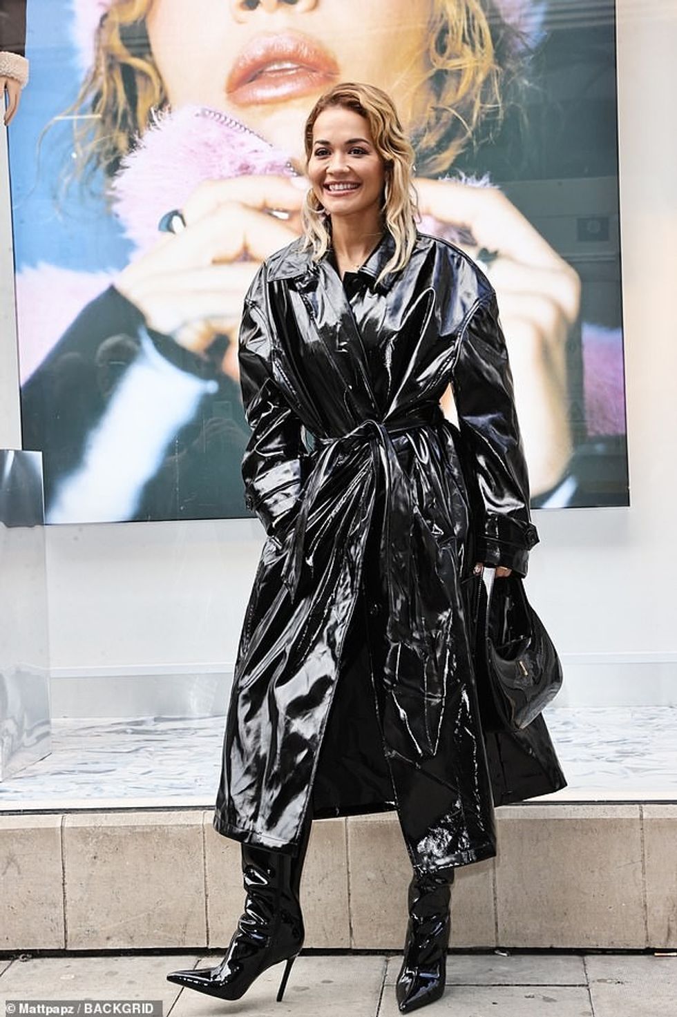 76984325 12671049 Stylish The singer 32 wore an all black outfit which featured a a 3 1698243755258