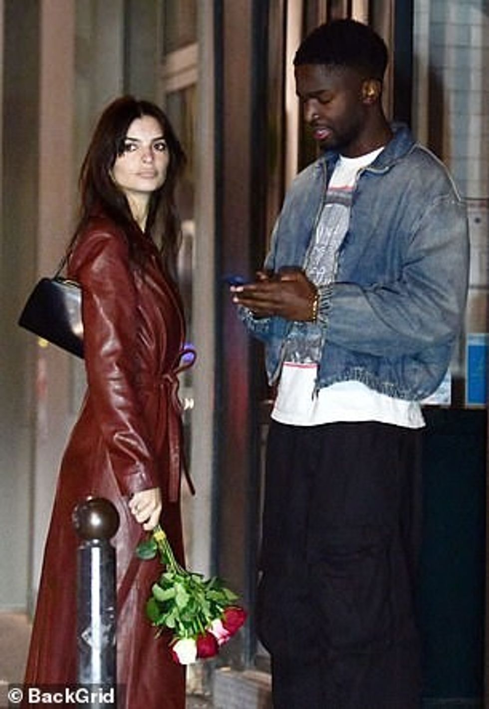 76997141 12672255 Flowers Emily held onto some roses as the pair chatted a 11 1698265710848