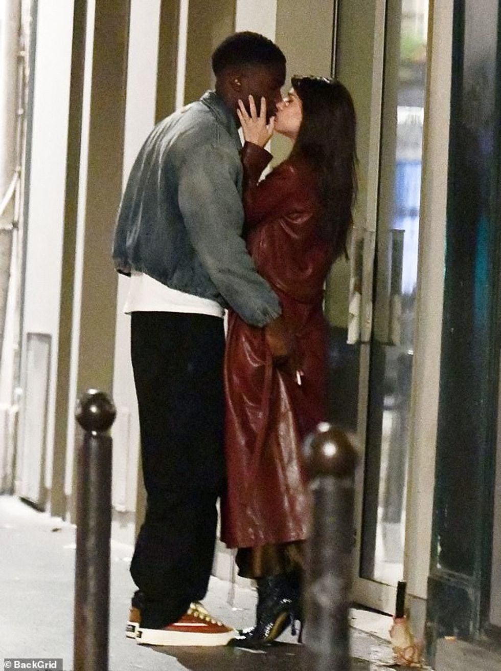 76997269 12672255 Affection The pair looked romantic as they embraced m 383 1698263774531