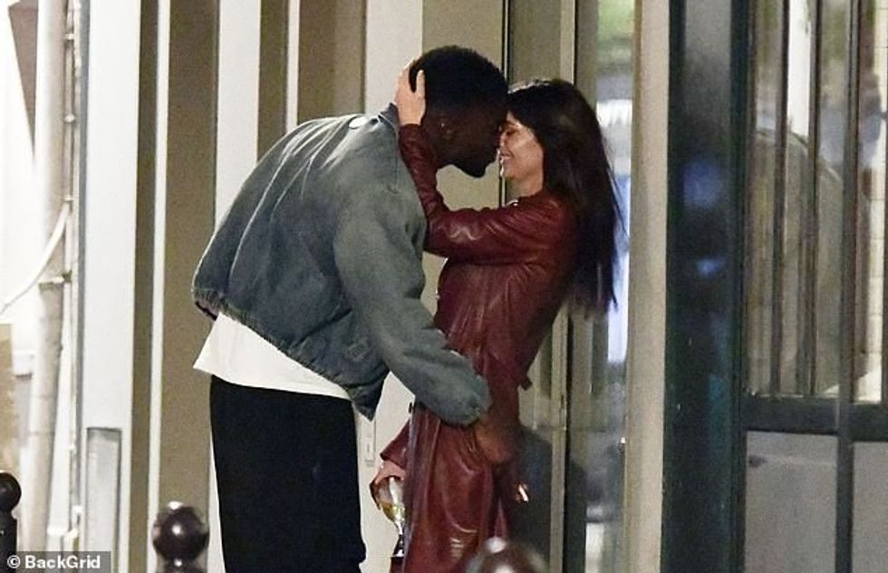 76997279 12672255 Giddy Emily looked delighted to be on a date with the comedian a 23 1698265712206