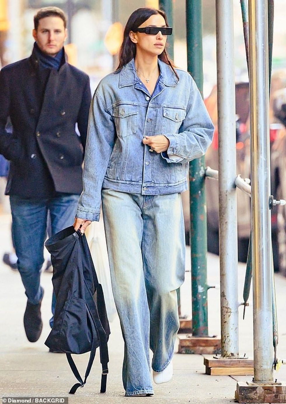 77367495 12707339 Gorgeous The runway regular s beautiful brunette hair fell onto a 4 1699025533277