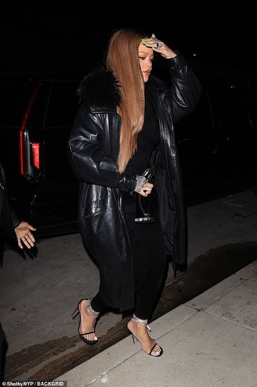 77713961 12740807 Lady in black She looked gorgeous in skinny black pants a black a 15 1699829401359