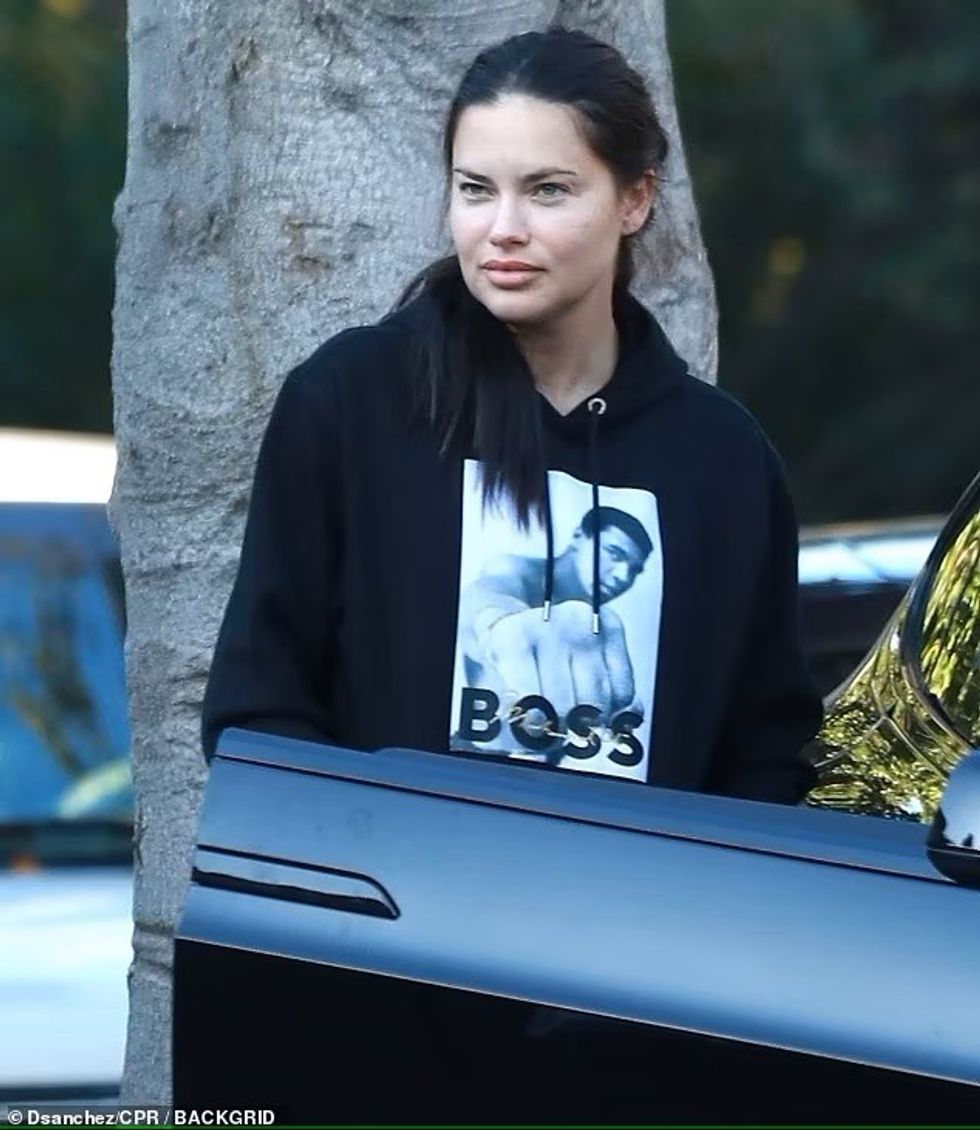 77911073 12760299 Natural look Adriana Lima stepped out for a no make up stroll wi m 26 1700186851658