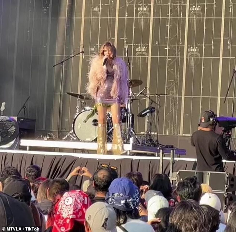 78004933 12769153 Excited crowd However after loud cheering from the crowd began t a 55 1700444688887