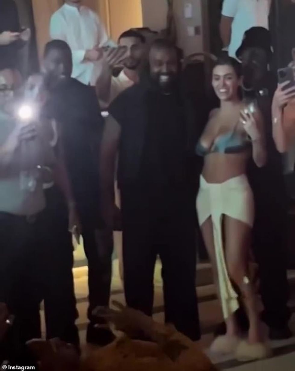 78206783 12788091 Skimpy Next to him Bianca put on a busty display in a low cut si a 38 1700859468072