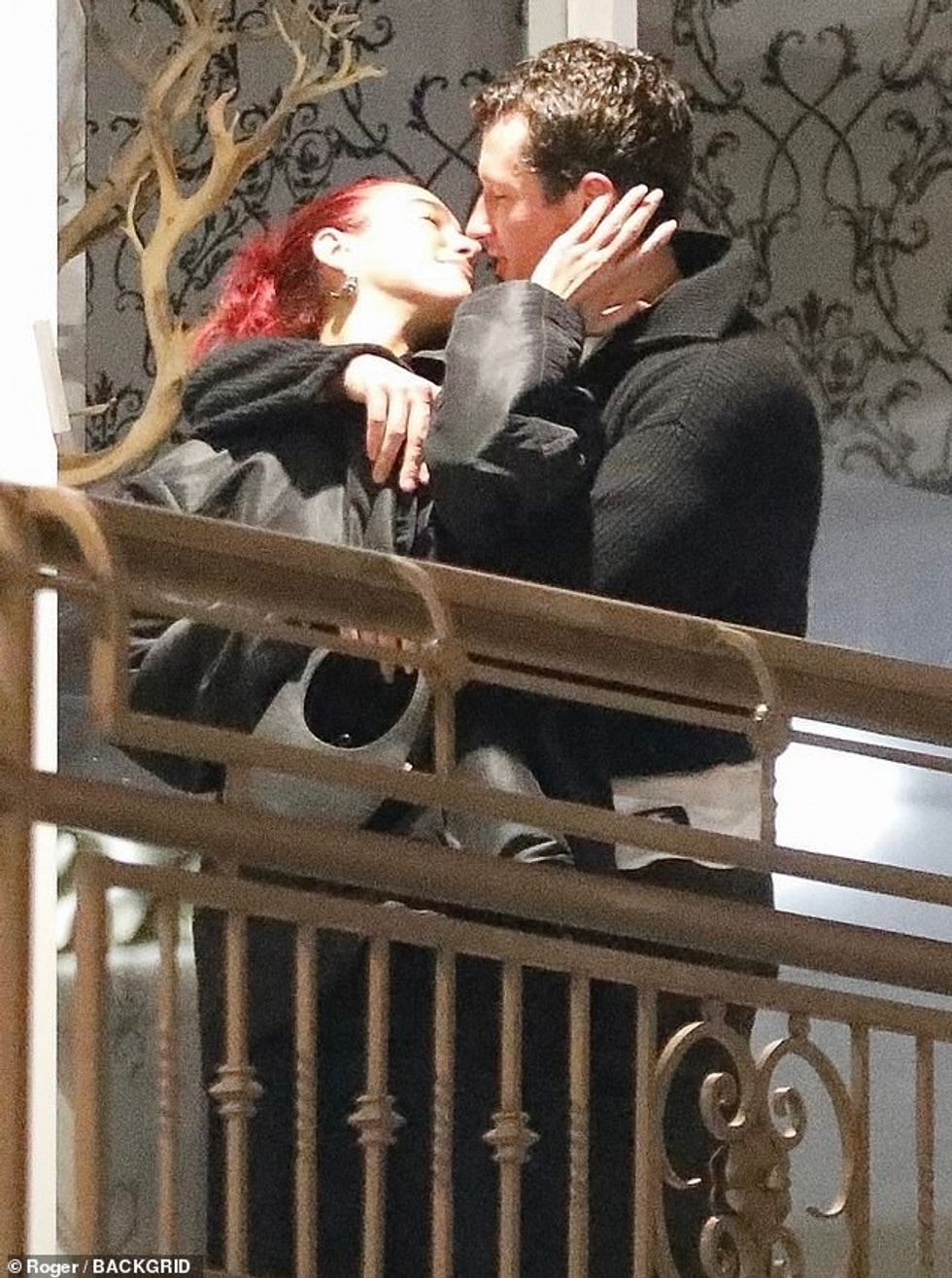 80141815 12975089 Dua and Callum sealed their romance with a kiss after dining out a 58 1705517458096