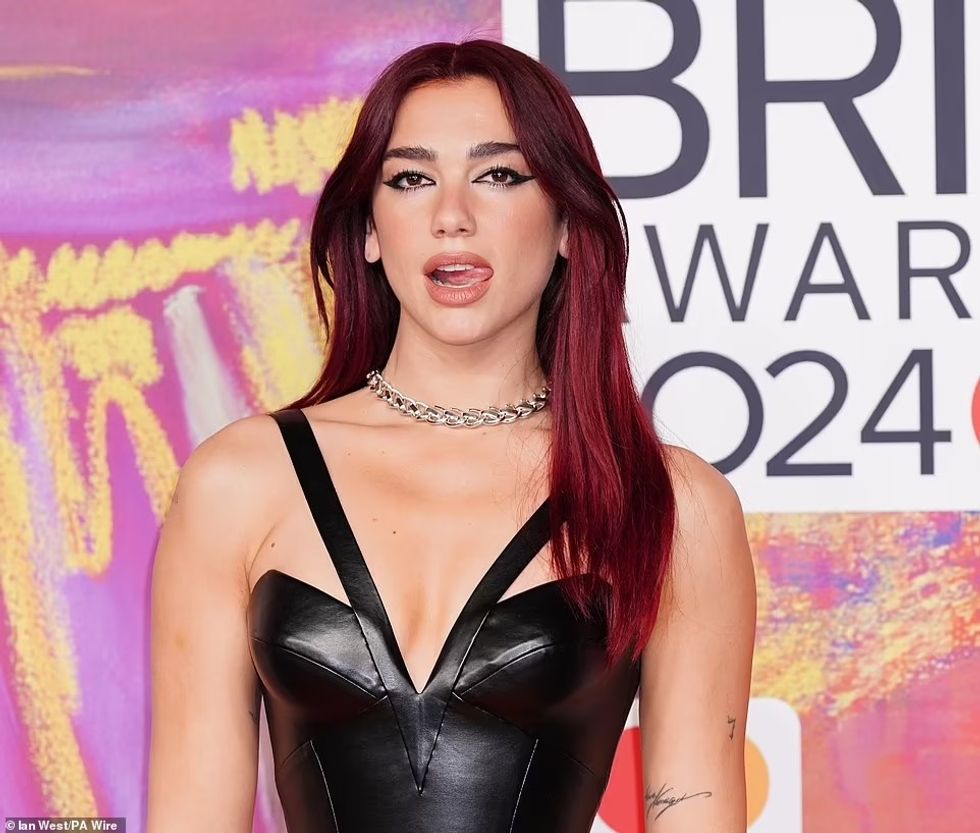 81960987 13148979 Her fabulous dress featured a very low neckline which joined her a 62 1709405403915